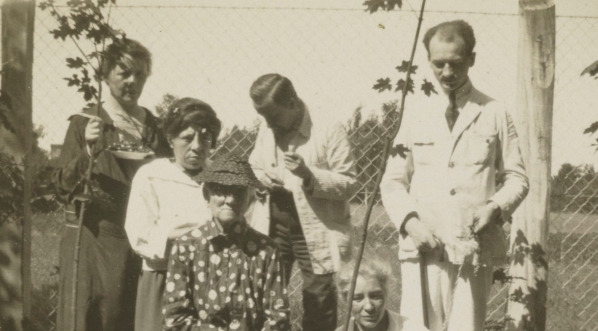  Portret Wacława Borowego z kilkoma osobami w Milanówku w 1924 roku.  