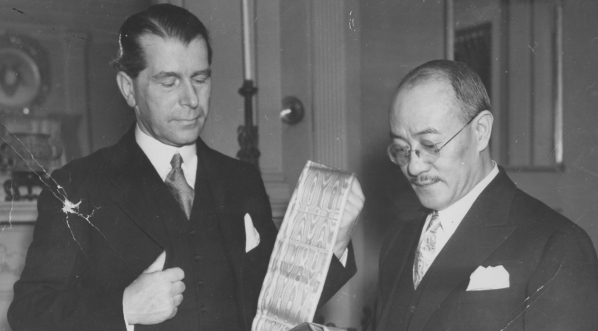  Odznaczenie ambasadora Chin w Stanach Zjednoczonych Wanga Zhengtinga Orderem Polonia Restituta. (Waszyngton, wrzesień 1938 r.)  