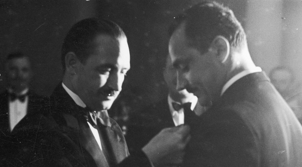  Dekoracja inżyniera Aleksandra Mazurka Srebrnym Krzyżem Zasługi za zasługi dla sportu samochodowego w związku z wygraniem rajdu do Trypolisu w czerwcu 1939 r.  