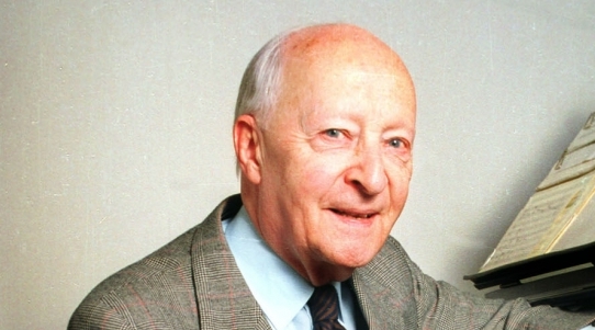  Witold Lutosławski przy pianinie w swoim domu.  