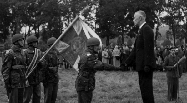  Wręczenie sztandaru 1 Samodzielnej Brygadzie Spadochronowej  w Cupar 15.06.1944 r.  