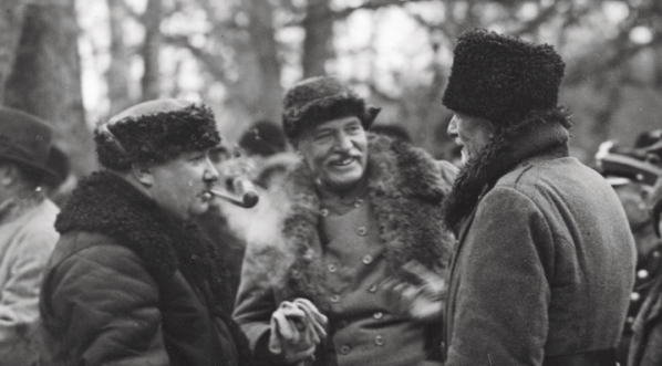  Polowanie z udziałem prezydenta RP Ignacego Mościckiego w ordynacji księcia Karola Mikołaja Radziwiłła w styczniu 1931 roku.  (4)  