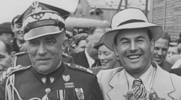  Przekazanie wojsku trzech samolotów dla Ligii Obrony Powietrznej i Przeciwgazowej ufundowanych przez Cech piekarzy Chrześcijan województwa warszawskiego 2.07.1939 r.  