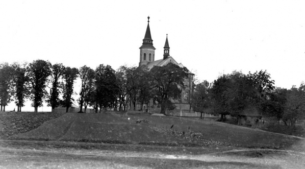  Widok zewnętrzny Kościoła ufundowanego przez Ignacego Łukasiewicza.  