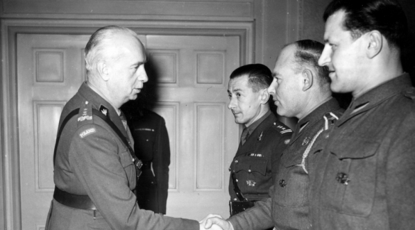  Wręczenie odznaki jednego z pułków pancernych, Naczelnemu Wodzowi gen. Kazimierzowi Sosnkowskiemu. (fot. Czesław Datka, styczeń 1944 r.)  