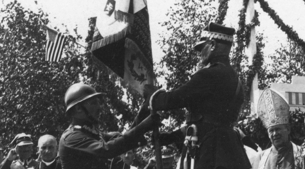  Wręczenie sztandaru 43 Pułkowi Piechoty Legionu Bajończyków w Dubnie.  