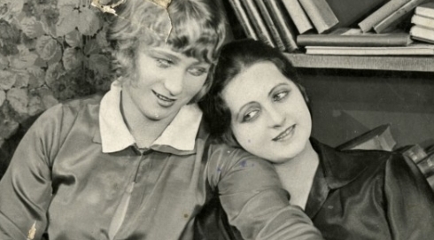  Maria Modzelewska i Jadwiga Smosarska w filmie Emila Chaberskiego "Iwonka" z 1925 roku.  