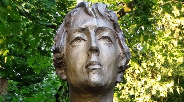  Popiersie Zofii Kossak-Szczuckiej w Parku im. Henryka Jordana w Krakowie.  