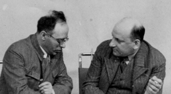  Maciej Ścieżyński w rozmowie z Karolem Radkiem podczas obrad Ligi Narodów w Genewie. (1932 r.)  