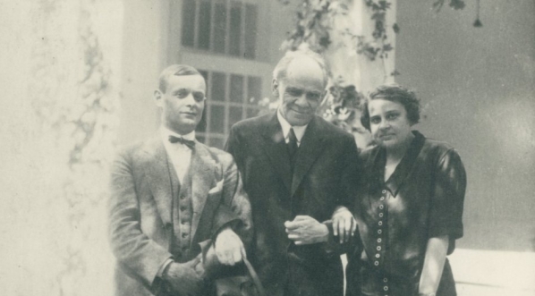  Janina Misiewicz ze Stefanem Żeromskim (w środku) i Antonim Kaczyńskim (Konstancin, 1925 r.)  