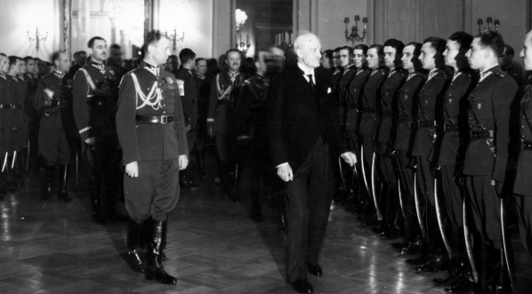  Nowo mianowani podporucznicy u prezydenta RP Ignacego Mościckiego na Zamku Królewskim w Warszawie w listopadzie 1936 roku.  