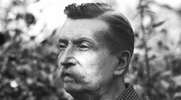  Gen. broni Karol Trzaska-Durski siedzi na ławce w swoim ogrodzie we wrześniu 1934 roku.  