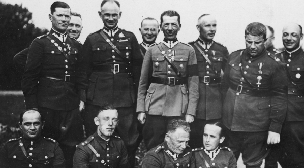  Zwycięzcy Międzynarodowych Zawodów Balonowych o Puchar Gordona Bennetta kapitan Franciszek Hynek i porucznik Władysław Pomaski po wylądowaniu balonem "Jabłonna" w pobliżu 86 Pułku Piechoty w Mołodecznie w czerwcu 1935 roku.  