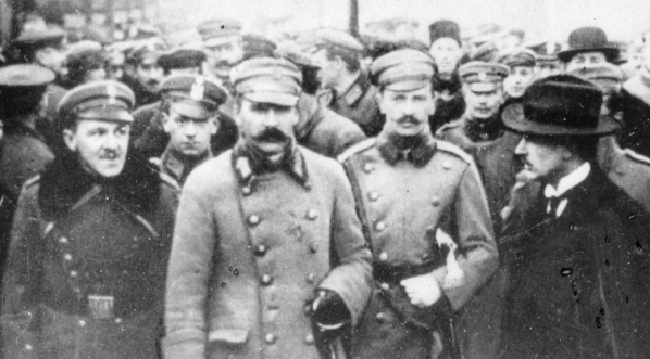  Powitanie J. Piłsudskiego na Dworcu Wileńskim w Warszawie po przybyciu z Krakowa 12.12.1916 r.  