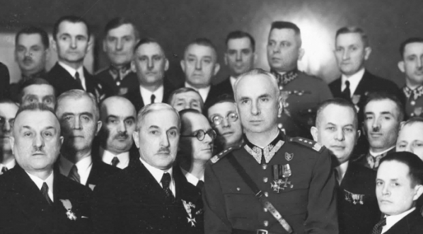 Odznaczenie członków Związku byłych Uczestników Wojskowej Straży Kolejowej przez gen. Kazimierza Sosnkowskiego 15.12.1938 roku w Warszawie.  