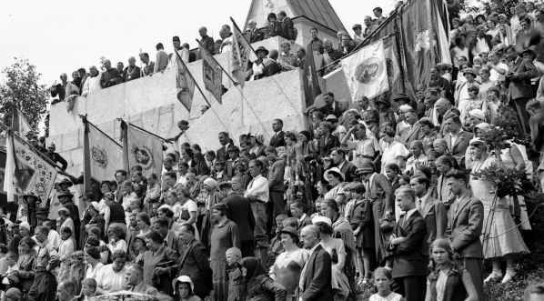  Uroczystość przeniesienia zwłok Jana Kasprowicza z cmentarza w Zakopanem do grobowca - mauzoleum na Harendzie w sierpniu 1933 roku.  