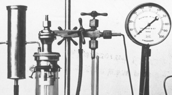  Pierwszy przyrząd Karola Olszewskiego z 1883 r. do skraplania gazów znajdujący się w Muzeum Przyrodniczo-Historycznym Uniwersytetu Jagiellońskiego.  