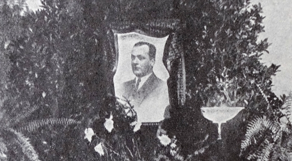  Dekoracja żałobna w holu Polskiego Zakładu Ubezpieczeń Wzajemnych.  