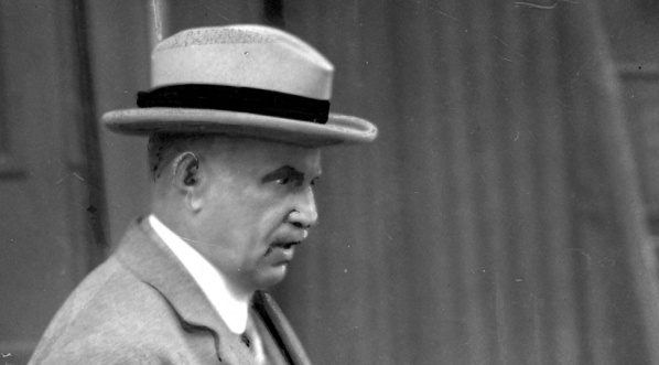  Antoni Olszewski, kierownik Ministerstwa Przemysłu i Handlu.  