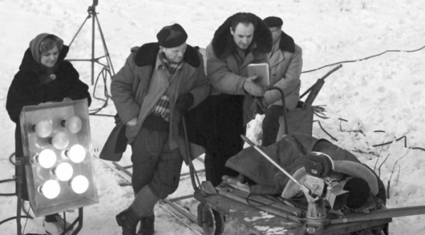  Realizacja filmu Andrzeja Brzozowskiego "Przy torze kolejowym" w 1963 roku.  