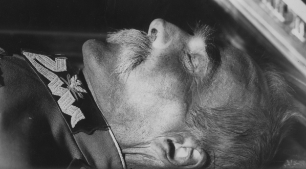  Trumna z ciałem Józefa Piłsudskiego w krypcie św. Leonarda w Katedrze na Wawelu w Krakowie w październiku 1935 r.  