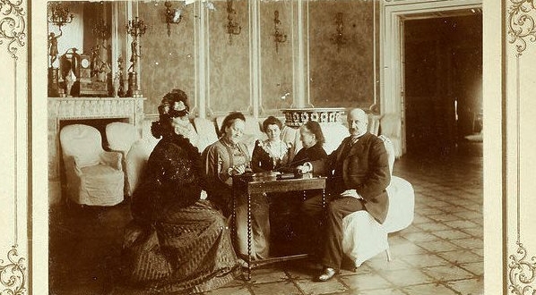  Rodzina Kossakowskich w salonie pałacu przy Nowym Świecie w Warszawie.  