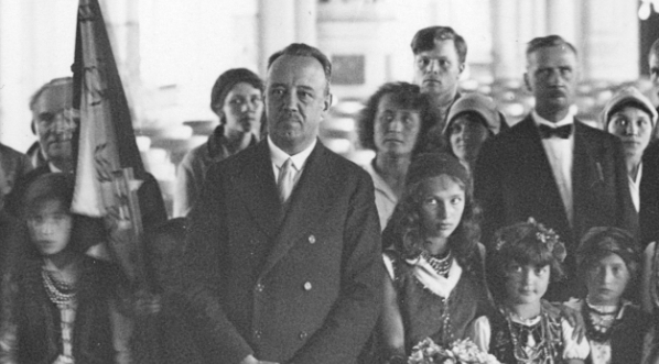  Spotkanie prezydenta m.st. Warszawy Zygmunta Słomińskiego w sali Rady Miejskiej z grupą dzieci, która przebywała na koloniach letnich zorganizowanych przez gminę m.st. Warszawy 14.08.1931 r.  