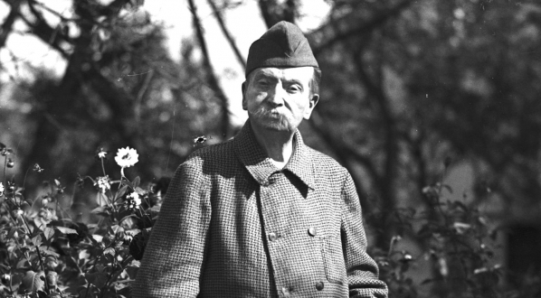  Gen. broni Karol Trzaska-Durski w swoim ogrodzie we wrześniu 1934 roku.  