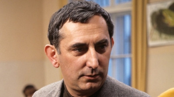  Gustaw Holoubek w filmie Włodzimierza Houpe "Pejzaż z bohaterem" z 1970 roku.  