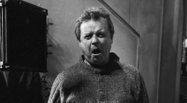  Stanisław Bareja podczas kręcenia filmu "Brunet wieczorową porą" w 1976 roku.  