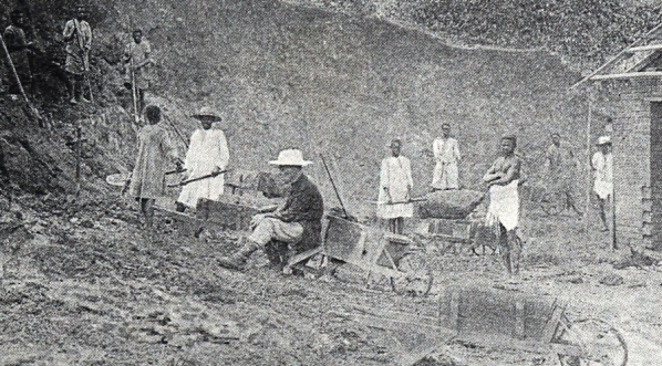  Schronisko trędowatych w Marianie. Ścinanie góry dla zrobienia miejsca pod budynki.  