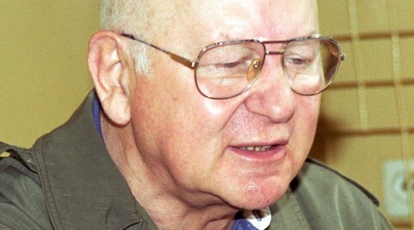  Jan Łomnicki w trakcie realizacji serialu telewizyjnego "Dom" (odc. "Ta mała wiolonczelistka") z 1996 roku.  