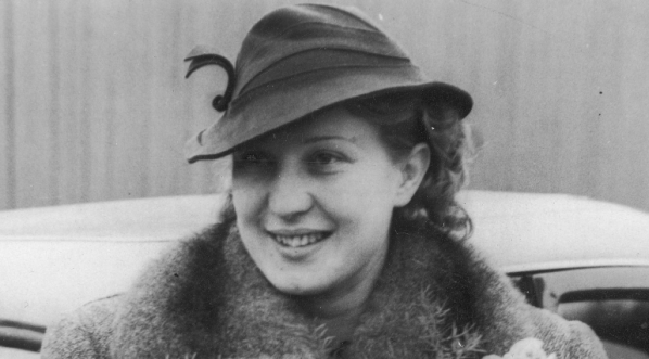  Lekkoatletka Jadwiga Wajsówna po wyjściu ze szpitala, w którym leczyła zapalenie płuc w listopadzie 1938 roku.  
