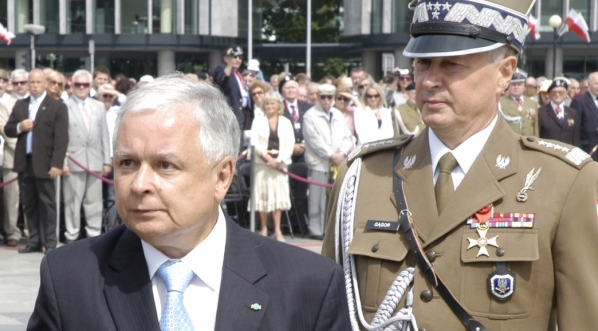  Prezydent Lech Kaczyński i gen. Franciszek Gągor podczas obchodów Święta Wojska Polskiego w 2009 roku.  