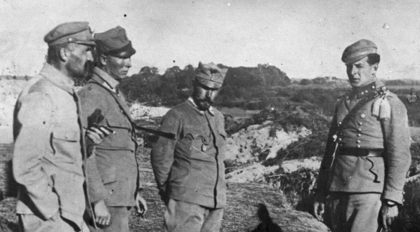  Brygadier Józef Piłsudski, pułkownik Andrzej Galica, pułkownik Leon Berbecki, i porucznik Bolesław Wieniawa-Długoszowski podczas walk w 1914 r.  