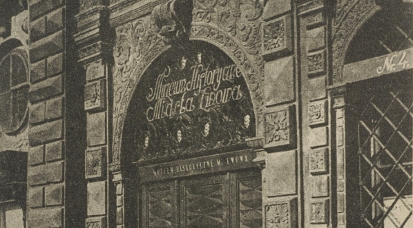  Lwów, Rynek, brama Czarnej Kamienicy. (fot. Adam Lenkiewicz)  