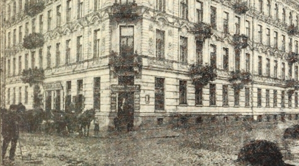  "Widownia zamachu. Domy na rogu ul. Koszykowej i Natolińskiej Nr. 12, gdzie rzucone były bomby".  