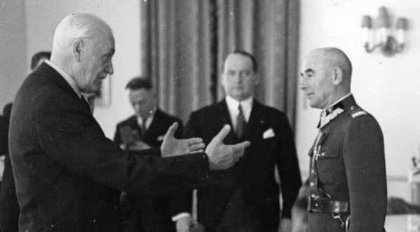  Uroczystość odznaczenia marszałka Edwarda Rydza-Śmigłego przez Prezydenta RP Ignacego Mościckiego 17.05.1938 r.  