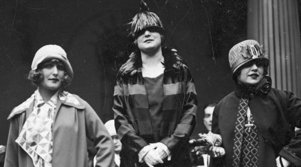  Pokaz mody w Warszawie w 1925 roku.  