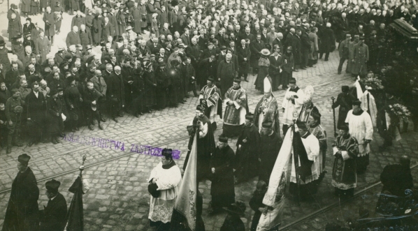  Kondukt pogrzebowy Tadeusza Rutowskiego przed ratuszem we Lwowie, 3.04.1918 r. (2)  
