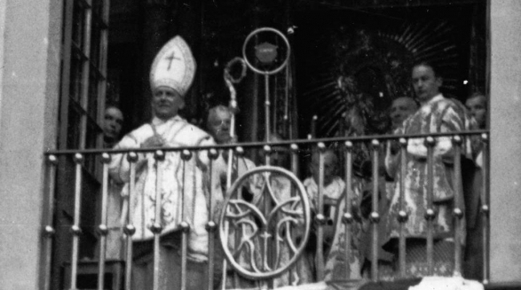 Uroczystości z okazji dziesiątej rocznicy podniesienia do godności arcybiskupa metropolity wileńskiego Romualda Jałbrzykowskiego we wrześniu 1936 roku.  