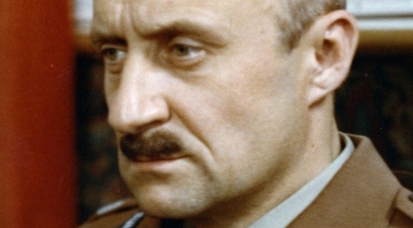  Marek Walczewski w roli gen. Władysława Andersa w filmie Jerzego Hoffmana "Do krwi ostatniej" z 1978 roku.  