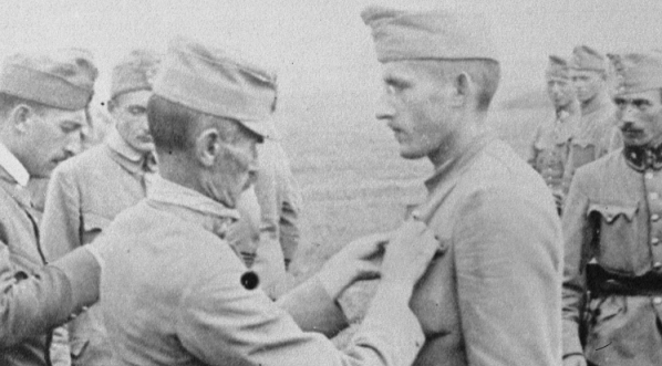  Szarża ułanów II Brygady Legionów pod Rokitną podczas działań na froncie wschodnim - dekoracja żołnierzy po bitwie, sierpień 1915 roku.  