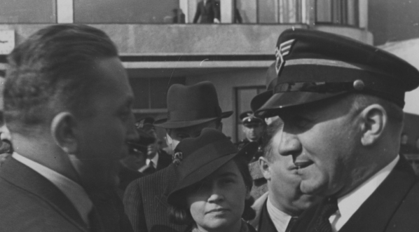  Uroczystość na lotnisku Okęcie z okazji osiągnięcia przez pilota PLL LOT J. Mitza 1000000 km w służbie lotnictwa komunikacyjnego, 23.04.1937 r.  
