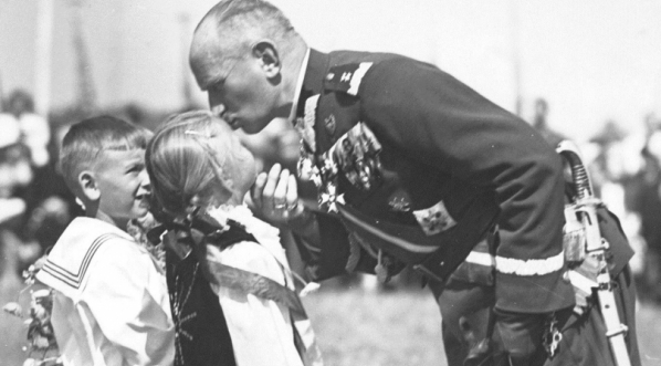  Wręczenie sztandarów pułkom artylerii stacjonującym na terenie VII Okręgu Korpusu w Poznaniu w czerwcu 1938 roku.  