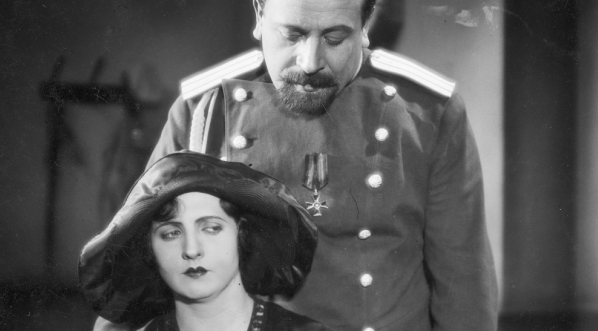 Jadwiga Smosarska jako Rena Czarska i Bogusław Samborski jako pułkownik żandarmerii Sierow w jednej ze scen filmu „Na Sybir”.  