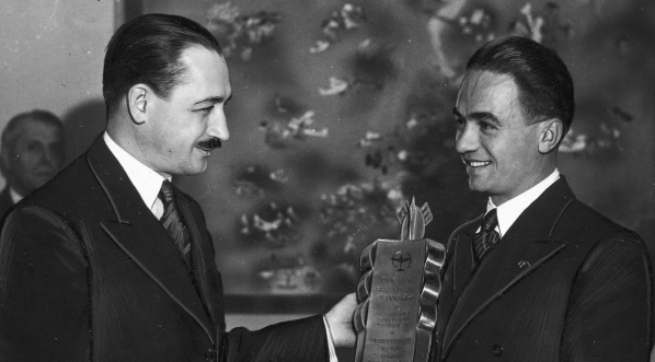  Wręczenie nagród lotnikom na zakończenie sezonu w Aeroklubie Warszawskim w Warszawie 6.11.1937 r.  