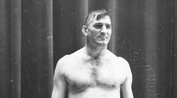  Zapaśnik Leon Pinecki ze złotym pasem po zajęciu pierwszego miejsca w swej wadze  w międzynarodowym turnieju zapaśniczym w Berlinie  w 1930 roku.  