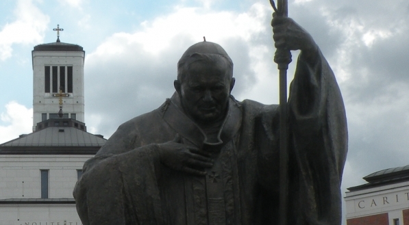  Pomnik Jana Pawła II przed Centrum Jana Pawła II "Nie lękajcie się!" na tzw.  "Białych Morzach"  w Krakowie-Łagiewnikach.  