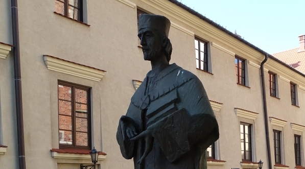  Pomnik Macieja Michowity przy bazylice kolegiackiej Grobu Bożego w Miechowie.  